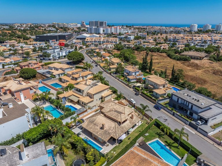 Villa for Sale in Albufeira, Algarve, Portugal 6