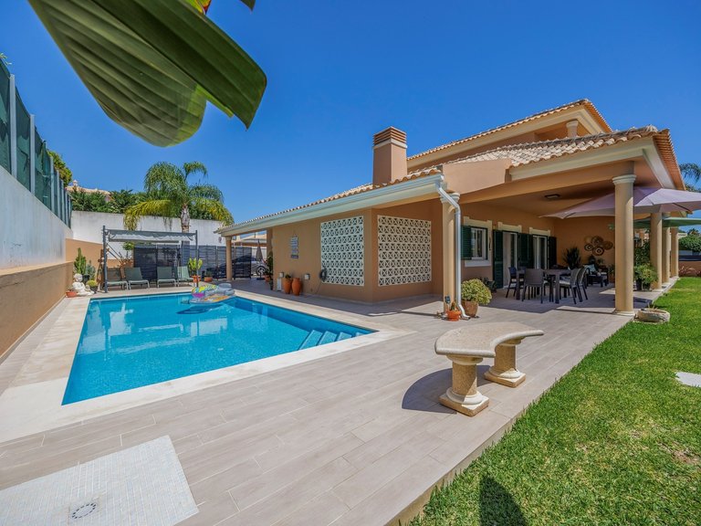 Villa for Sale in Albufeira, Algarve, Portugal 1