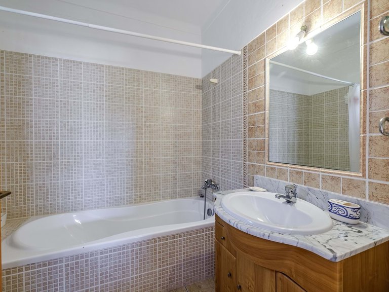 Villa for Sale in Lagoa, Algarve, Portugal 15