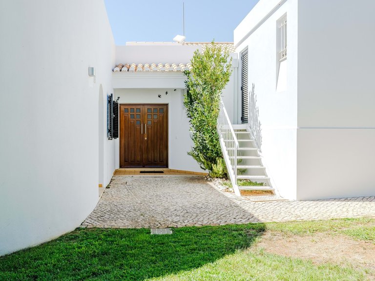 Villa for Sale in Albufeira, Algarve, Portugal 2