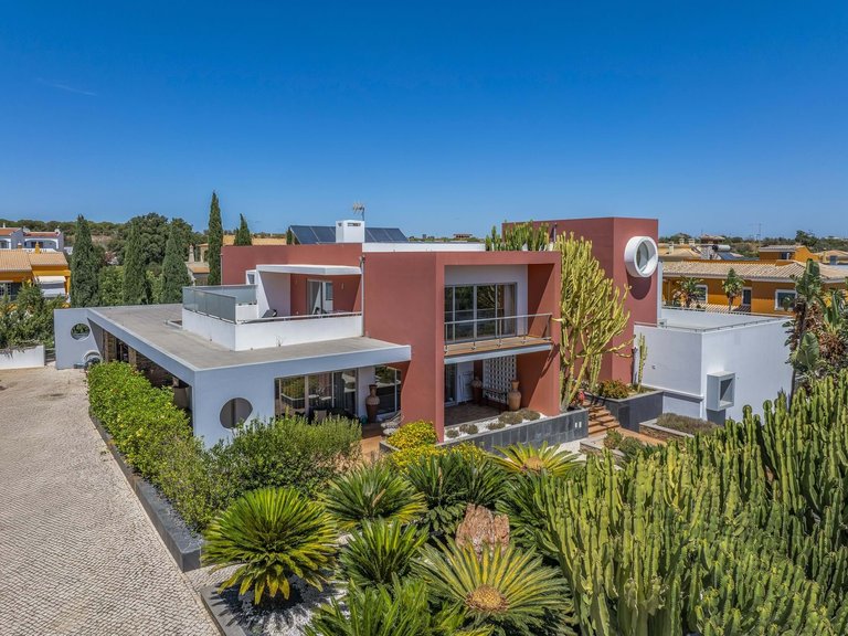 Villa for Sale in Lagoa, Algarve, Portugal 1