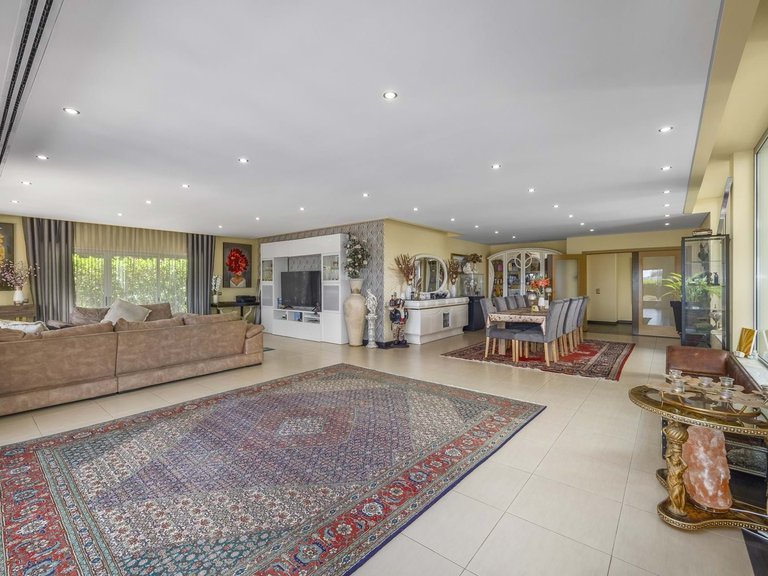 Villa for Sale in Lagoa, Algarve, Portugal 3