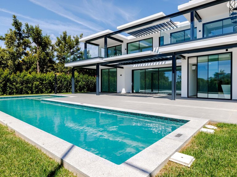 Villa for Sale in Albufeira, Algarve, Portugal 2
