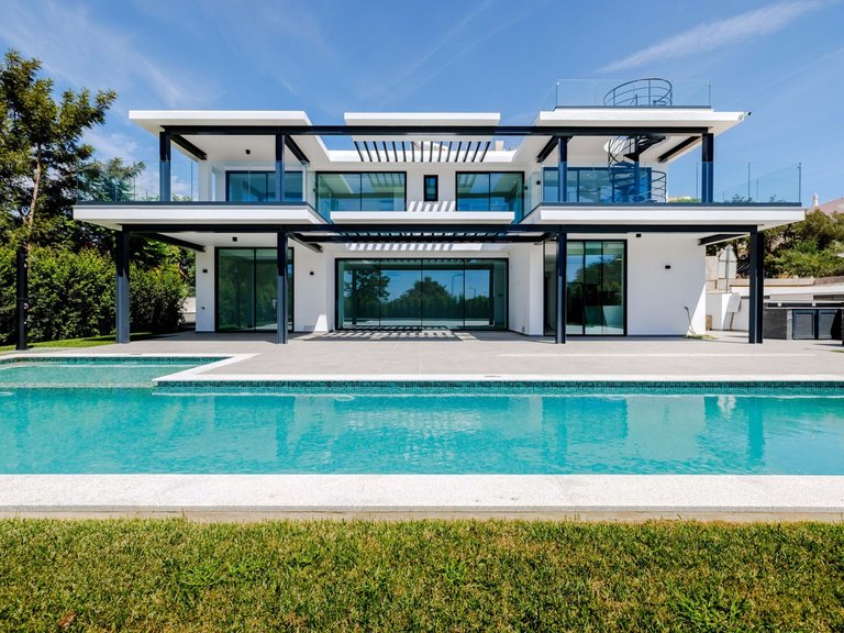 Villa for Sale in Albufeira, Algarve, Portugal 1