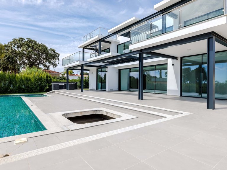 Villa for Sale in Albufeira, Algarve, Portugal 2