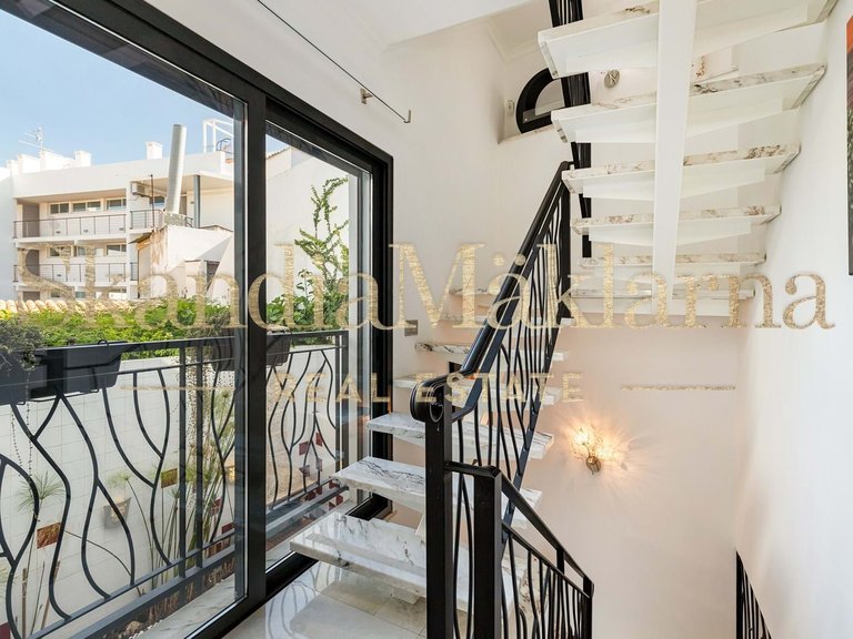 Villa for Sale in Portimão, Algarve, Portugal 12