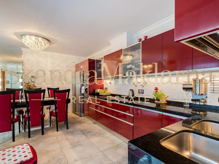 Villa for Sale in Portimão, Algarve, Portugal 10