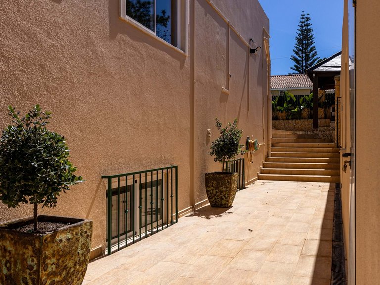 Villa for Sale in Albufeira, Algarve, Portugal 10