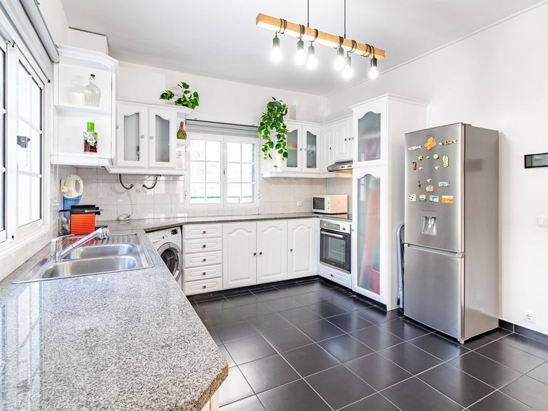 Villa for Sale in Santa Cruz, Ilha Da Madeira, Portugal 6