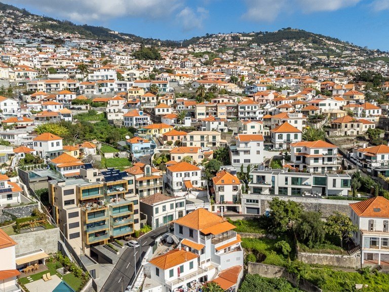 Villa for Sale in Funchal, Ilha Da Madeira, Portugal 9