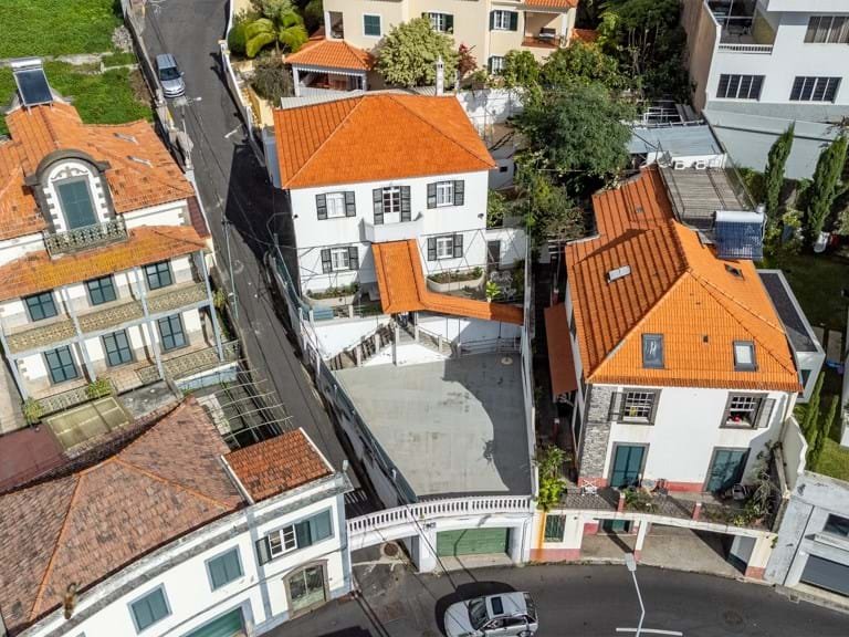 Villa for Sale in Funchal, Ilha Da Madeira, Portugal 4