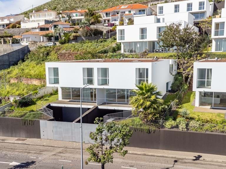 Villa for Sale in Funchal, Ilha Da Madeira, Portugal 2