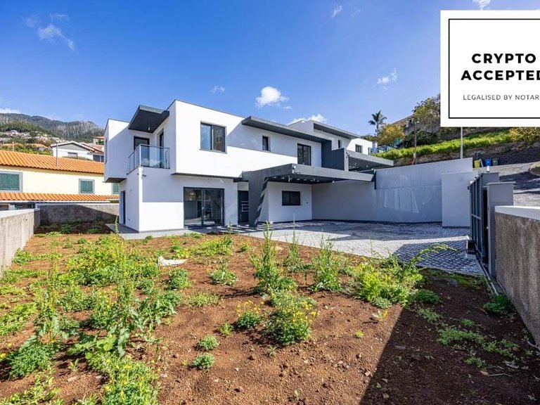Villa for Sale in Funchal, Ilha Da Madeira, Portugal 1