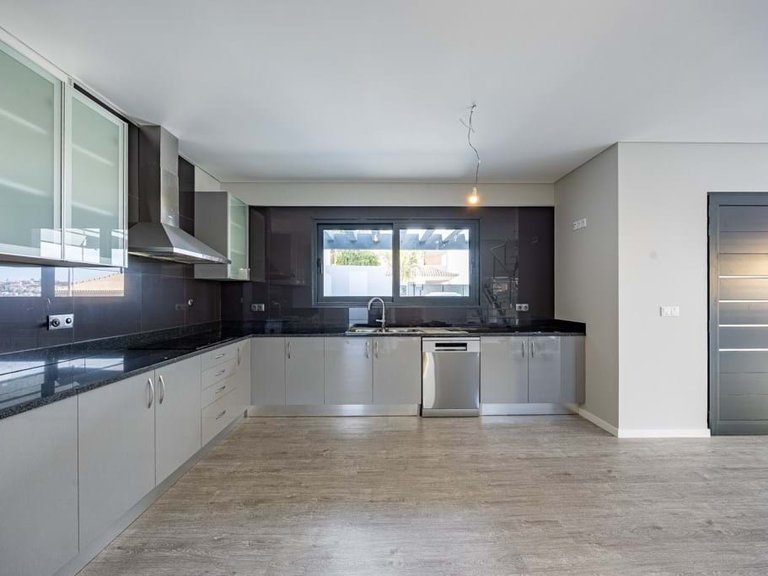 Villa for Sale in Funchal, Ilha Da Madeira, Portugal 7