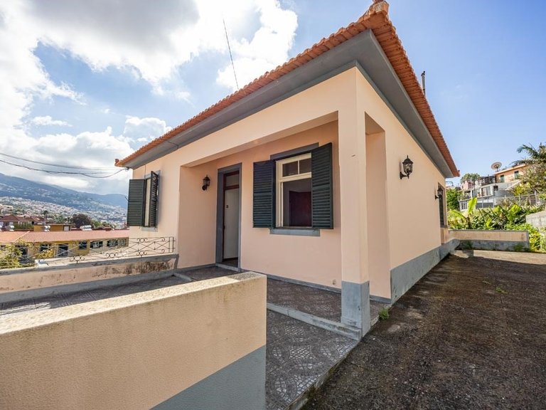 Villa for Sale in Funchal, Ilha Da Madeira, Portugal 12