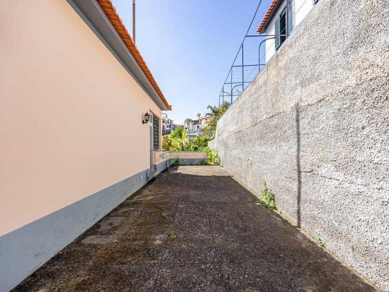 Villa for Sale in Funchal, Ilha Da Madeira, Portugal 10