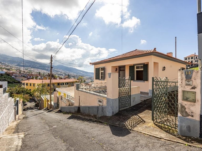 Villa for Sale in Funchal, Ilha Da Madeira, Portugal 13