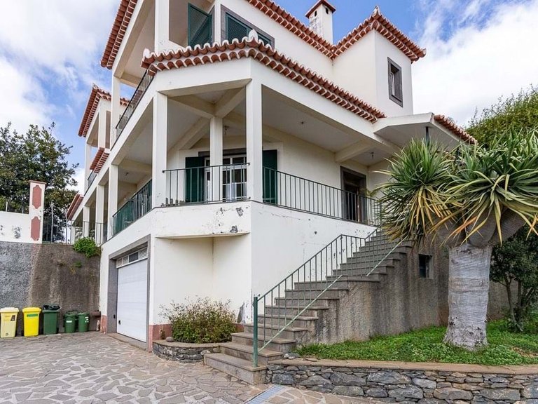 Villa for Sale in Funchal, Ilha Da Madeira, Portugal 3