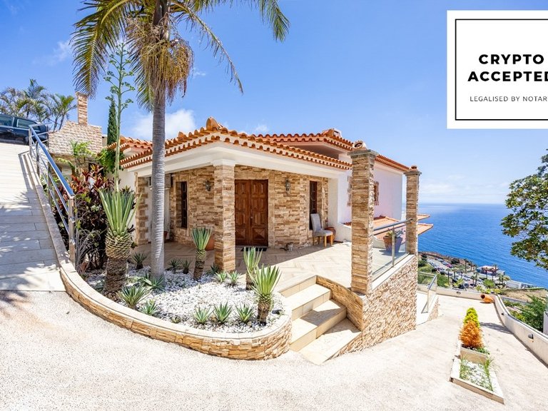 Villa for Sale in Santa Cruz, Ilha Da Madeira, Portugal 1