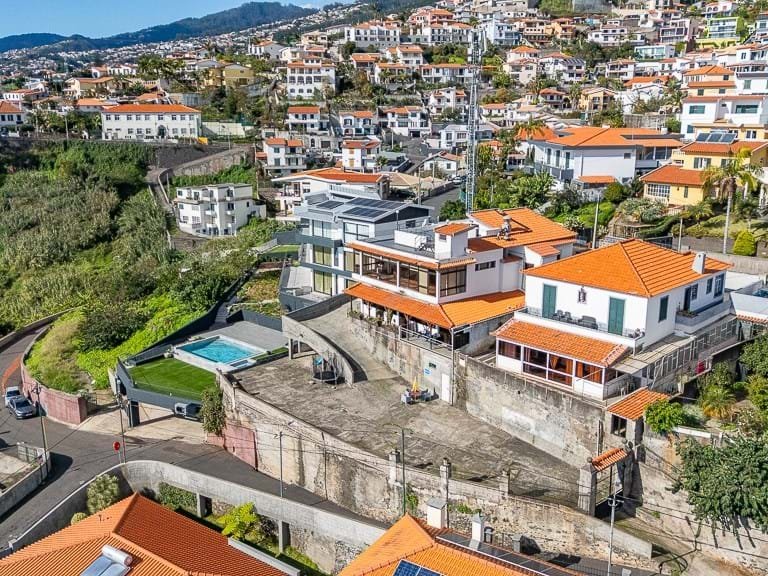 Villa for Sale in Funchal, Ilha Da Madeira, Portugal 2