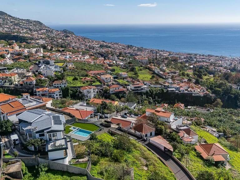 Villa for Sale in Funchal, Ilha Da Madeira, Portugal 3