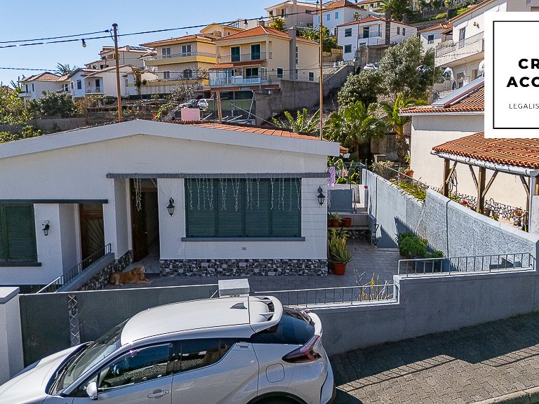 Villa for Sale in Funchal, Ilha Da Madeira, Portugal 1