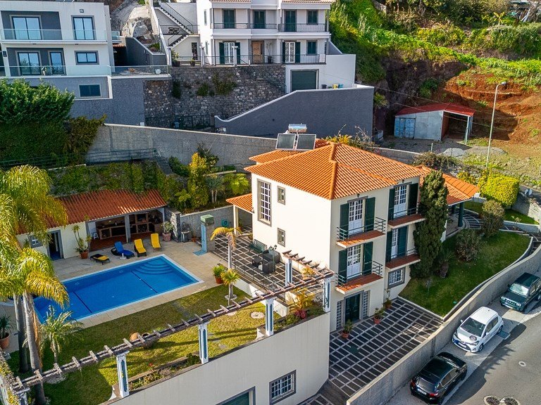 Villa for Sale in Funchal, Ilha Da Madeira, Portugal 4