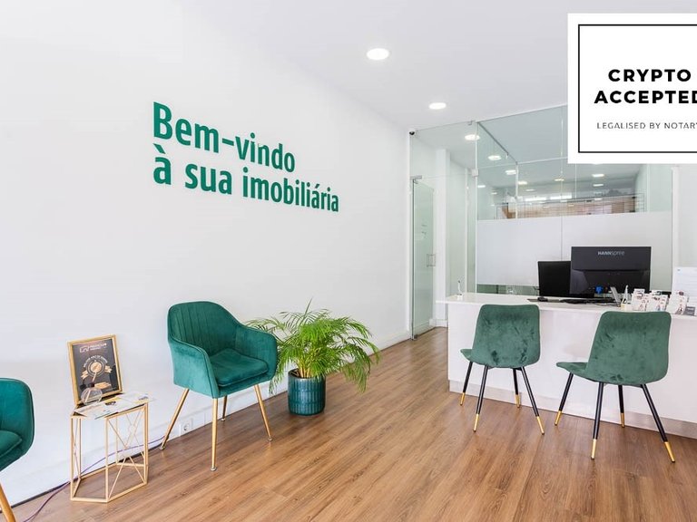 Commercial for Sale in Santa Cruz, Ilha Da Madeira, Portugal 1