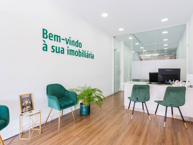 Commercial for Sale in Santa Cruz, Ilha Da Madeira, Portugal 8