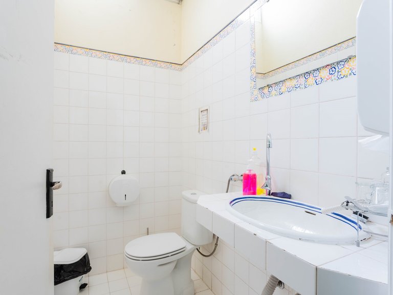 Commercial for Sale in Santa Cruz, Ilha Da Madeira, Portugal 14