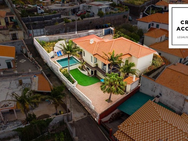Villa for Sale in Funchal, Ilha Da Madeira, Portugal 1