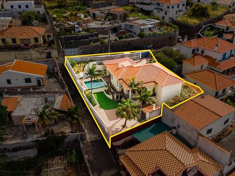 Villa for Sale in Funchal, Ilha Da Madeira, Portugal 3