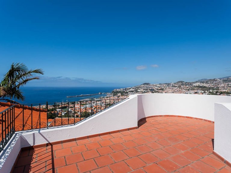 Villa for Sale in Funchal, Ilha Da Madeira, Portugal 4