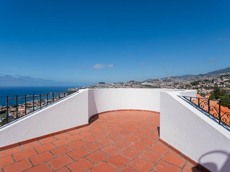 Villa for Sale in Funchal, Ilha Da Madeira, Portugal 3