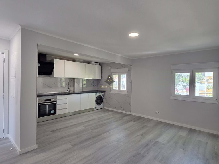 Apartment for Sale in Almada, Setúbal 1