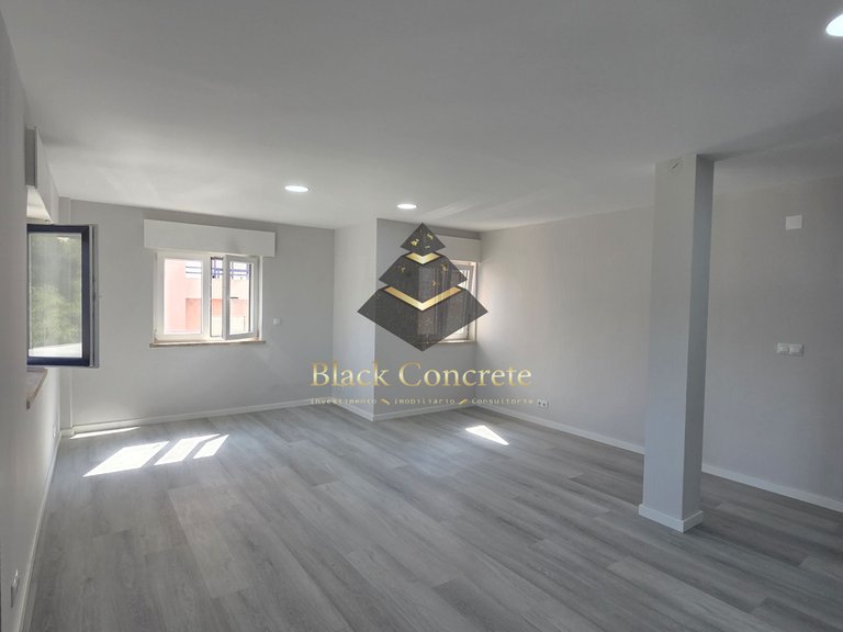 Apartment for Sale in Seixal, Setúbal 1
