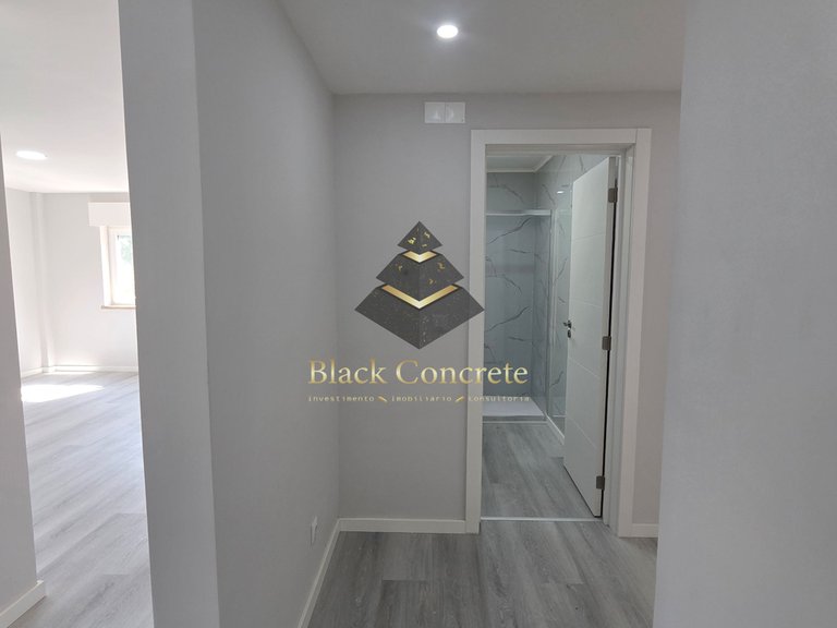 Apartment for Sale in Seixal, Setúbal 4