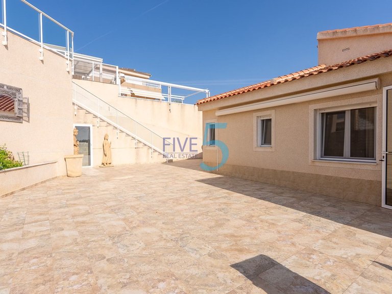 Villa for Sale in Alicante, Valencia 24