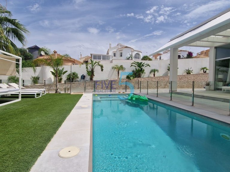 Villa for Sale in Alicante, Valencia 32