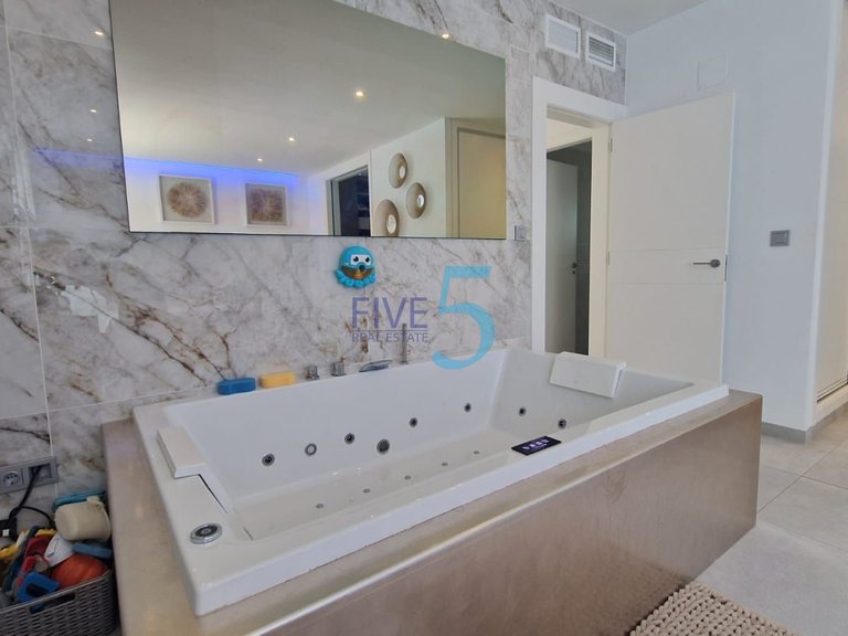 Villa for Sale in Alicante, Valencia 16