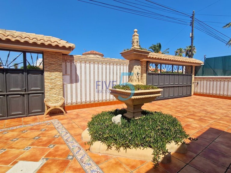 Villa for Sale in Alicante, Valencia 48