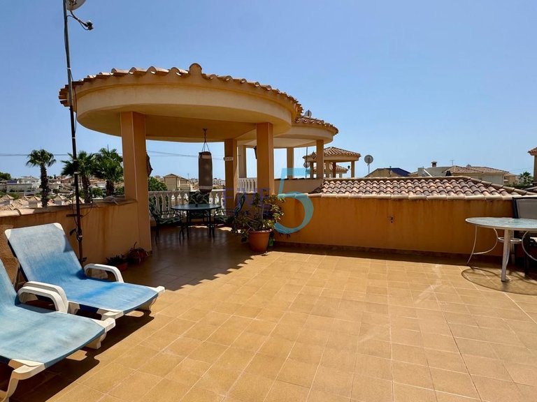 Villa for Sale in Alicante, Valencia 4