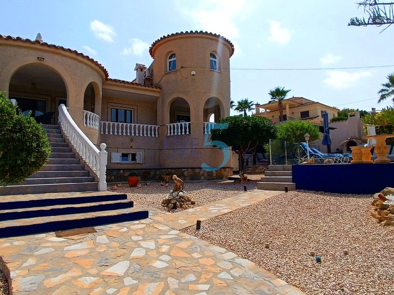 Villa for Sale in Alicante, Valencia 3