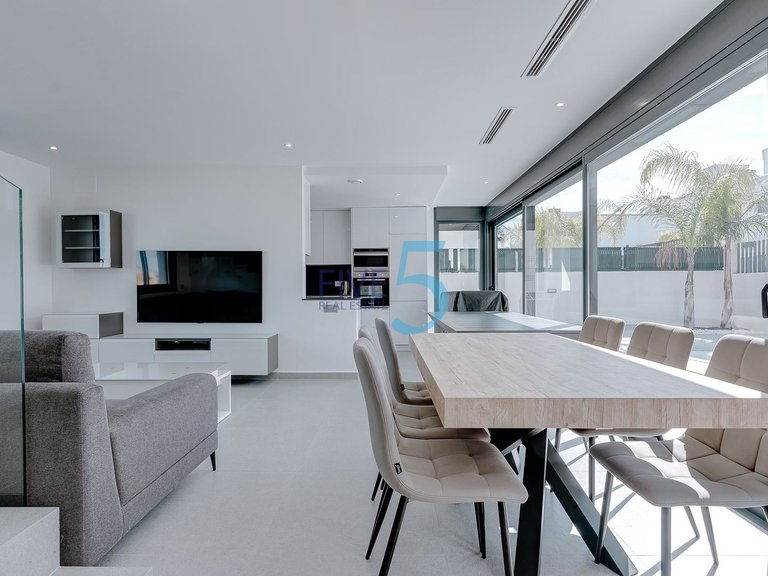 Villa for Sale in Alicante, Valencia 3