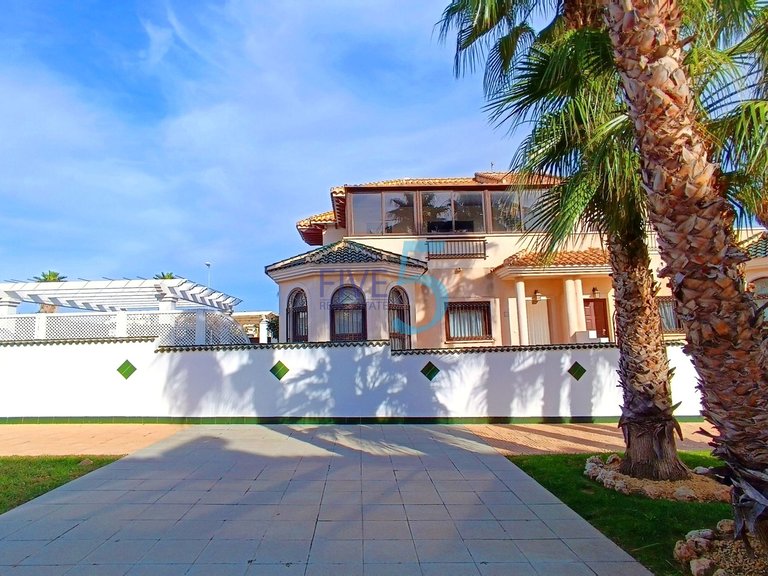 Villa for Sale in Alicante, Valencia 1