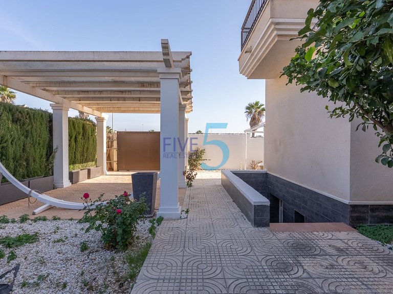 Villa for Sale in Alicante, Valencia 30