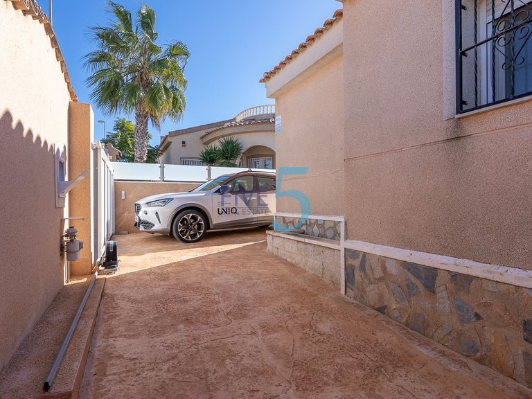 Villa for Sale in Alicante, Valencia 19