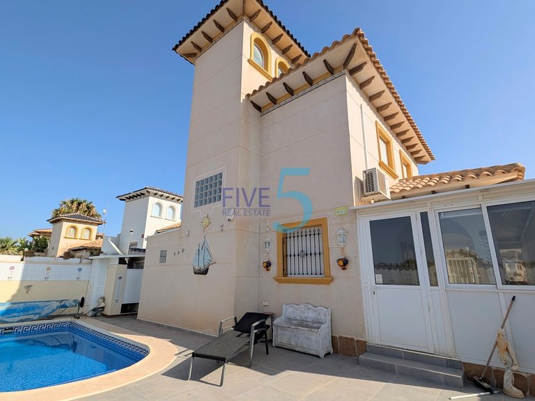 Villa for Sale in Alicante, Valencia 7