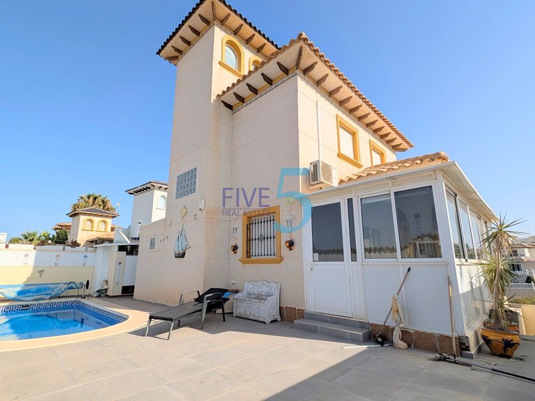 Villa for Sale in Alicante, Valencia 1