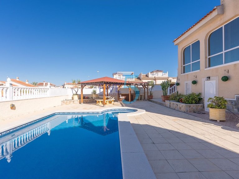 Villa for Sale in Alicante, Valencia 32